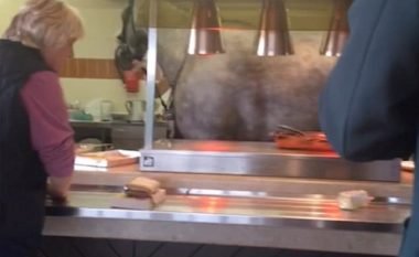 Kali doli nga stalla dhe përfundoi në banakun e restorantit (Video)