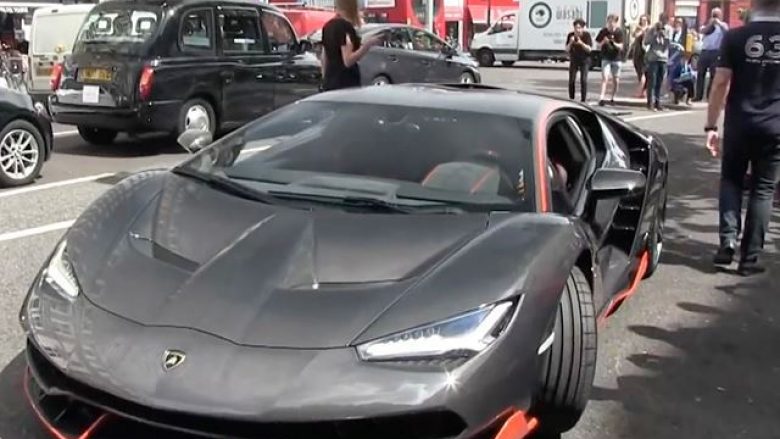 Kalimtarët bllokojnë rrugën për të parë nga afër këtë Lamborghini (Video)