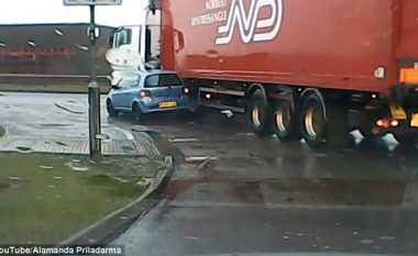 Kamioni u përplas për makinën që ndaloi te kthesa, ende nuk dihet kush është fajtori (Video)
