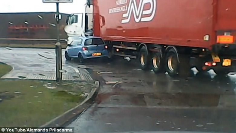 Kamioni u përplas për makinën që ndaloi te kthesa, ende nuk dihet kush është fajtori (Video)