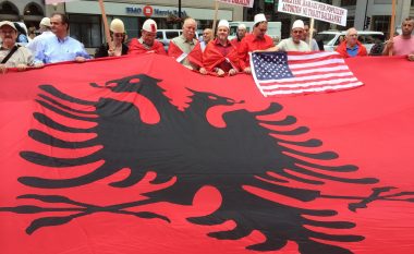 Shoqatat shqiptare në Illinois të SHBA-ve dënojnë dhunën në Kuvendin e Maqedonisë