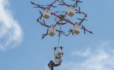 Lëshohet me parashutë nga droni në 330 metra lartësi (Video)