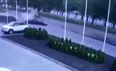 Mekaniku përplasi veturën e 200 mijë eurove derisa po e testonte në rrugë (Video)
