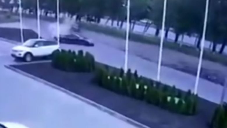 Mekaniku përplasi veturën e 200 mijë eurove derisa po e testonte në rrugë (Video)
