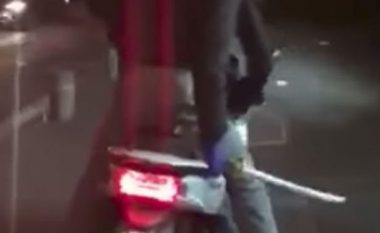Plaçkitësi gati u rrëzua nga motoçikleta – derisa përpiqej të ikte (Video)