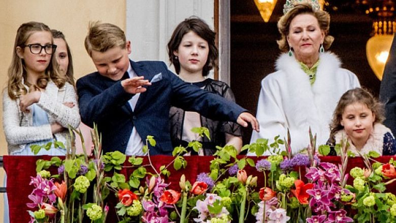 Princi me lëvizje qesharake gjatë paraqitjes me familje (Video)