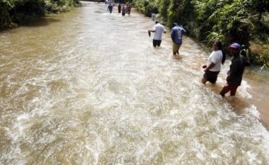 Përmbytjet dhe rrëshqitja e dheut ua marrin jetën 151 personave në Shri Lankë (Foto)