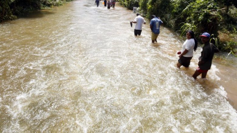Përmbytjet dhe rrëshqitja e dheut ua marrin jetën 151 personave në Shri Lankë (Foto)