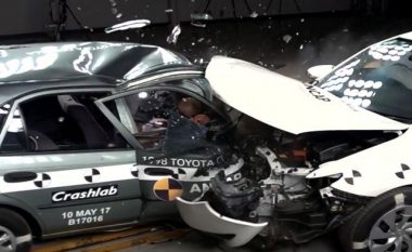 Përplasja tregon dëmtimet në veturën e vjetër njëzet vjet, në krahasim me atë të re (Video)