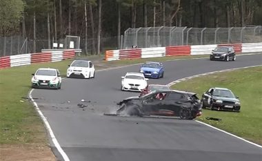 Renault Clio RS rrotullohet nëpër pistë, shoferi shpëton pa u lënduar (Video)