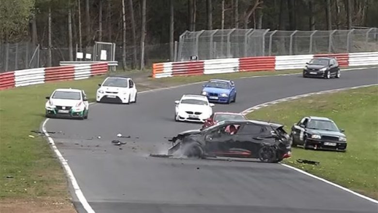 Renault Clio RS rrotullohet nëpër pistë, shoferi shpëton pa u lënduar (Video)