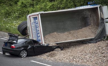 Rimorkio e kamionit bie mbi veturë, shoferi shpëton pa lëndime (Foto)