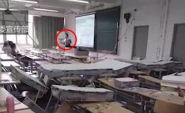 Rrëzohet muri i klasës, profesori vazhdon ligjëratën sikur mos të ketë ndodhur asgjë (Video)