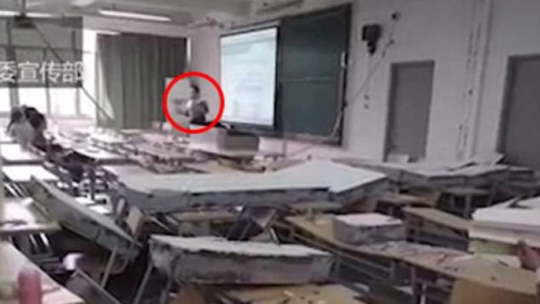 Rrëzohet muri i klasës, profesori vazhdon ligjëratën sikur mos të ketë ndodhur asgjë (Video)