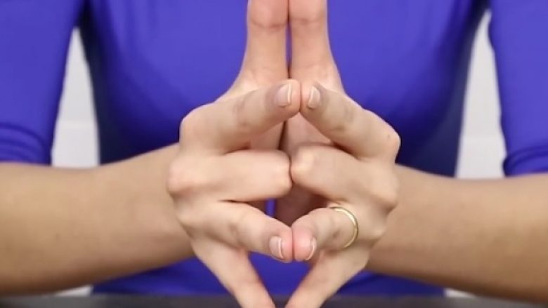 A e dini përse unaza e martesës vihet në gishtin e tretë?