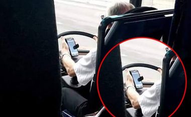 Shoferi i autobusit të nxënësve përdor telefonin derisa voziste (Foto)