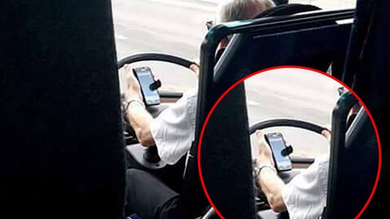 Shoferi i autobusit të nxënësve përdor telefonin derisa voziste (Foto)