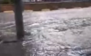 Rrugët e Strumicës shndërrohen në liqen nga shiu i rrëmbyeshëm (Video)