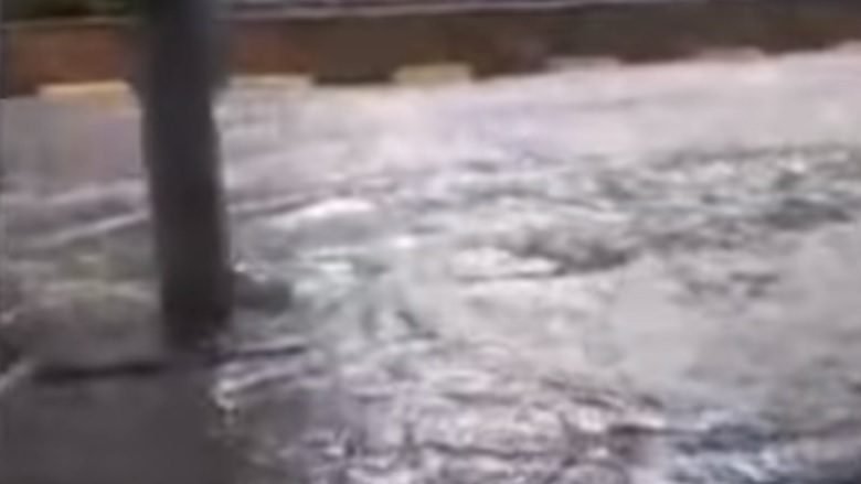 Rrugët e Strumicës shndërrohen në liqen nga shiu i rrëmbyeshëm (Video)