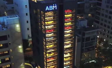 Super-veturat e ekspozuara në 15 katet e ndërtesës (Video)