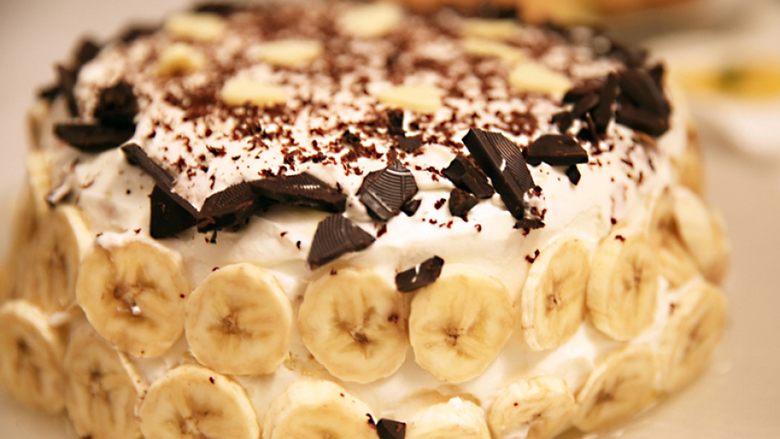 Tortë e shpejtë me banane: Përzien, bën fillin, e ha për 15 minuta!