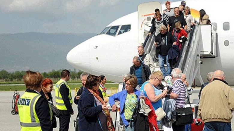 Arritën turistët e parë holandezë për hapjen e sezonit turistik në Ohër