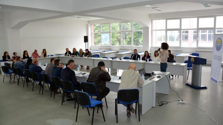 Në Universitetin e Tetovës u diskutua për bashkëpunimin e institucioneve arsimore, sektorit privat dhe organeve relevante