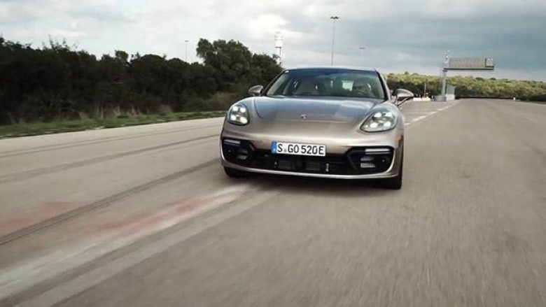 Udhëtarët e frikësuar nga shpejtësia enorme e Panamera Turbo S (Video)