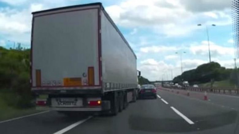 Vetura doli nga rruga shkaku i kamionit që bëri tejkalim të palejuar (Video)