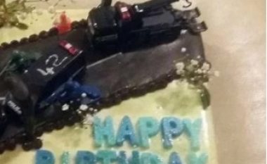 Vozitësi feston ditëlindjen me një tortë të çuditshme (Video)
