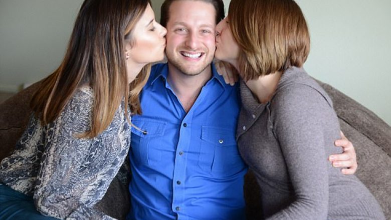 Njeriu më i lumtur në botë, qe pesë vite jeton me dy bukuroshe! (Foto/Video)