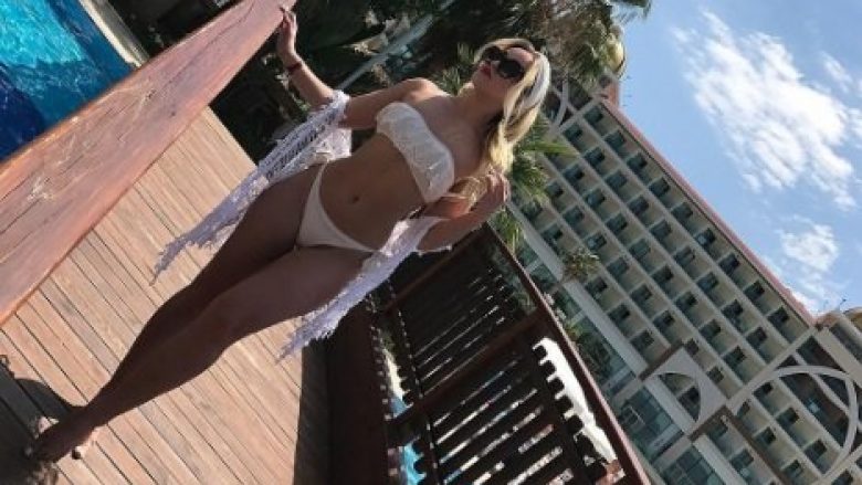 Adelina Berisha mjaft seksi me bikini (Foto)