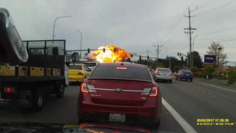 Pamje dramatike: Aeroplani “bie me hundë” në një autostradë (Video)