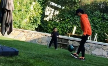 Almeda Abazi ‘sfidon’ futbollistët! Shikoni si manovron me topin (Video)