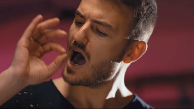 Ardian Bujupi vjen me këngën e re “Alleles” (Video)