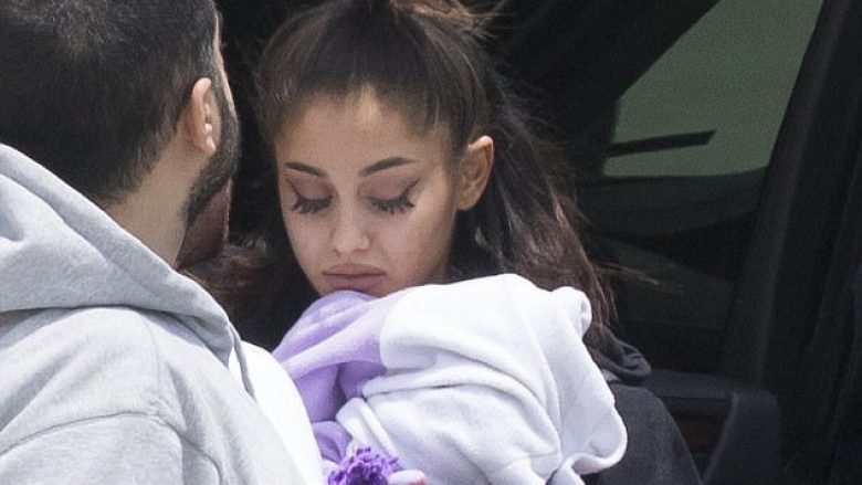Kritikohet ashpër Ariana Grande që nuk i vizitoi fansat e lënduar (Foto)