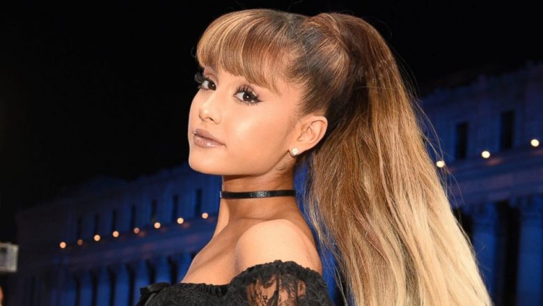 Ariana Grande me reagim emocional pas sulmit në koncertin e saj në Mançester (Foto/Video)