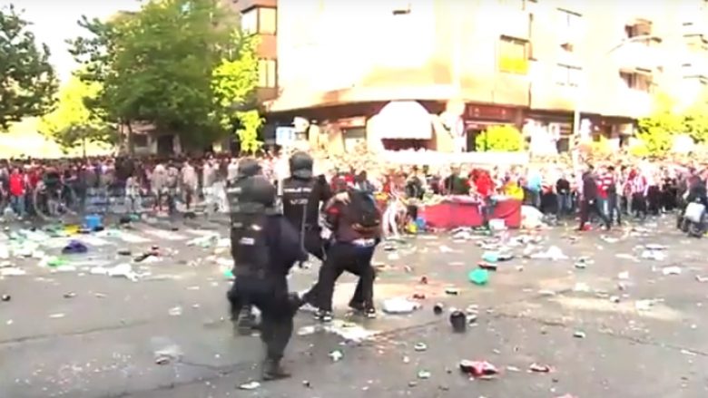 Tifozët e Atleticos sulmuan një autobus të tifozëve të Realit dhe pastaj u përleshën me policinë (Video)