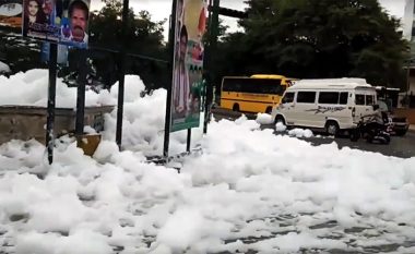 Nuk është borë, por krejt diçka tjetër – qyteti i Bangalores mbulohet nga shkuma toksike (Video)