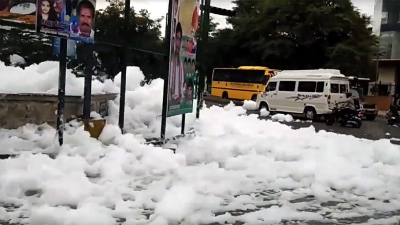 Nuk është borë, por krejt diçka tjetër – qyteti i Bangalores mbulohet nga shkuma toksike (Video)