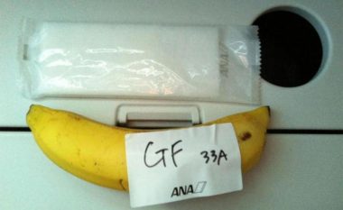 Pasagjeri bëhet nervoz sepse stjuardesa i shërbeu një banane – së bashku me një thikë dhe një pirun! (Foto)