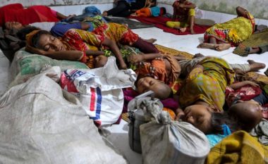 Cikloni Mora godet Bangaldeshin, evakuohen mbi 1 milion njerëz