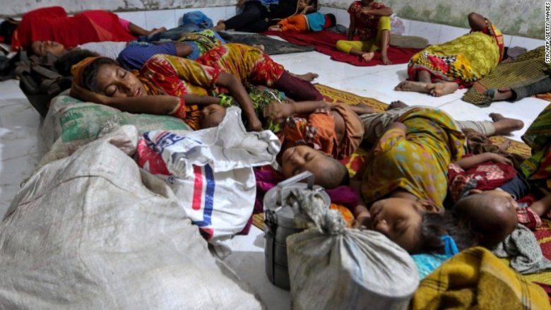 Cikloni Mora godet Bangaldeshin, evakuohen mbi 1 milion njerëz