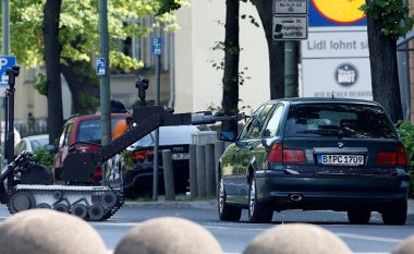 Policia aktivizon njësitin anti-bombë, pasi një veturë “e dyshimtë” u gjend para një kopshti të fëmijëve në Berlin (Foto/Video)