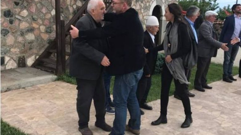 Avokati i Ramush Haradinajt, Ben Emerson arrin në Gllogjan (Foto)