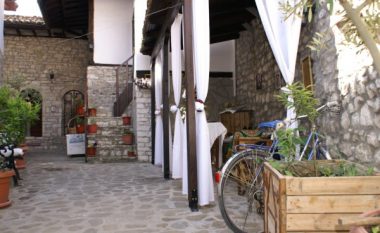 Emigrantët kthehen në Berat, për të investuar në bujtina turistike