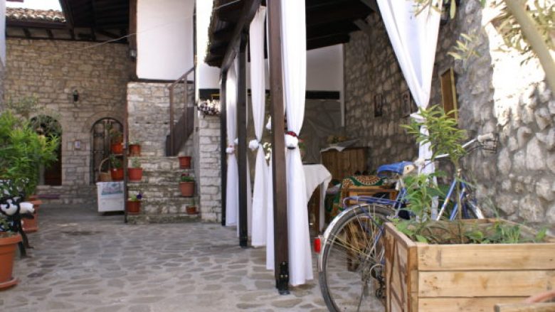 Emigrantët kthehen në Berat, për të investuar në bujtina turistike