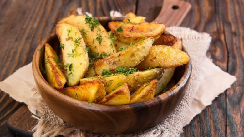 Një propozim për darkë: Racion i shijshëm me patate të reja