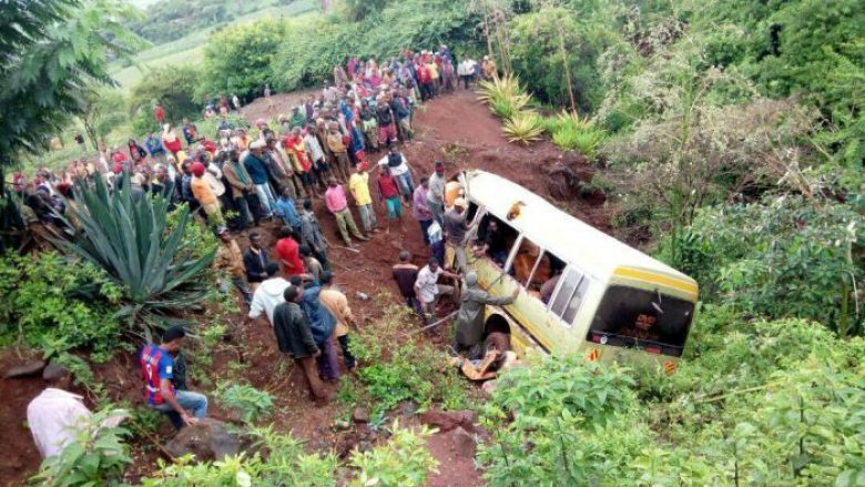 Autobusi bie në humnerë, të paktën 30 nxënës të vdekur në Tanzani