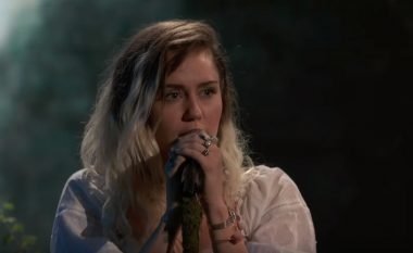 Miley Cyrus ia dedikoi performancën e finales në ‘The Voice’ viktimave të Mançesterit (Video)